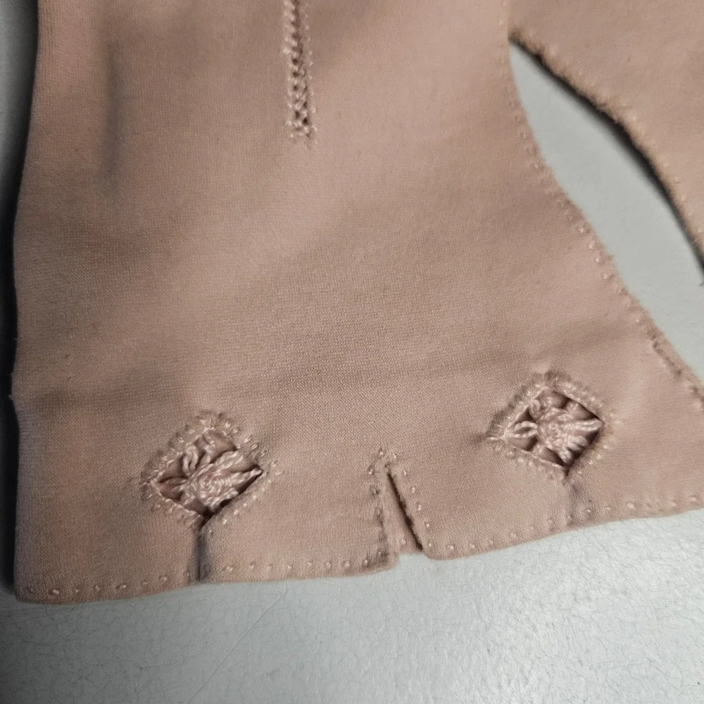 Vintage Pink Gloves Small Geometric Embroidery‎ Notched Cuff 40s 50s Easter